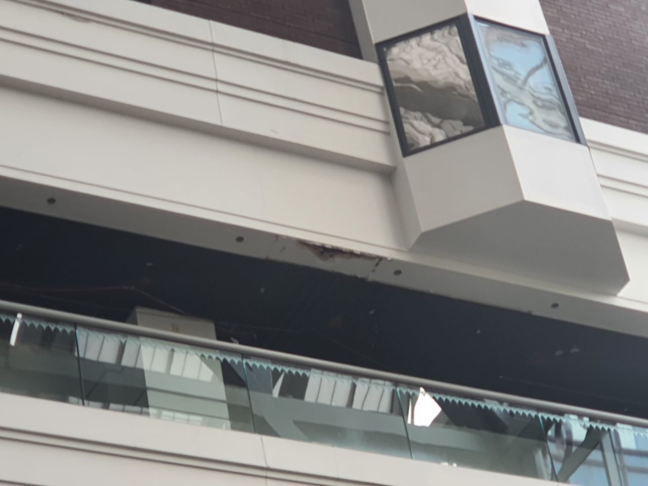 누수 복구 전문업체 9 Cray Plaza 건물 내부의 물 손상 부위를 가까이 촬영한 참고 사진
