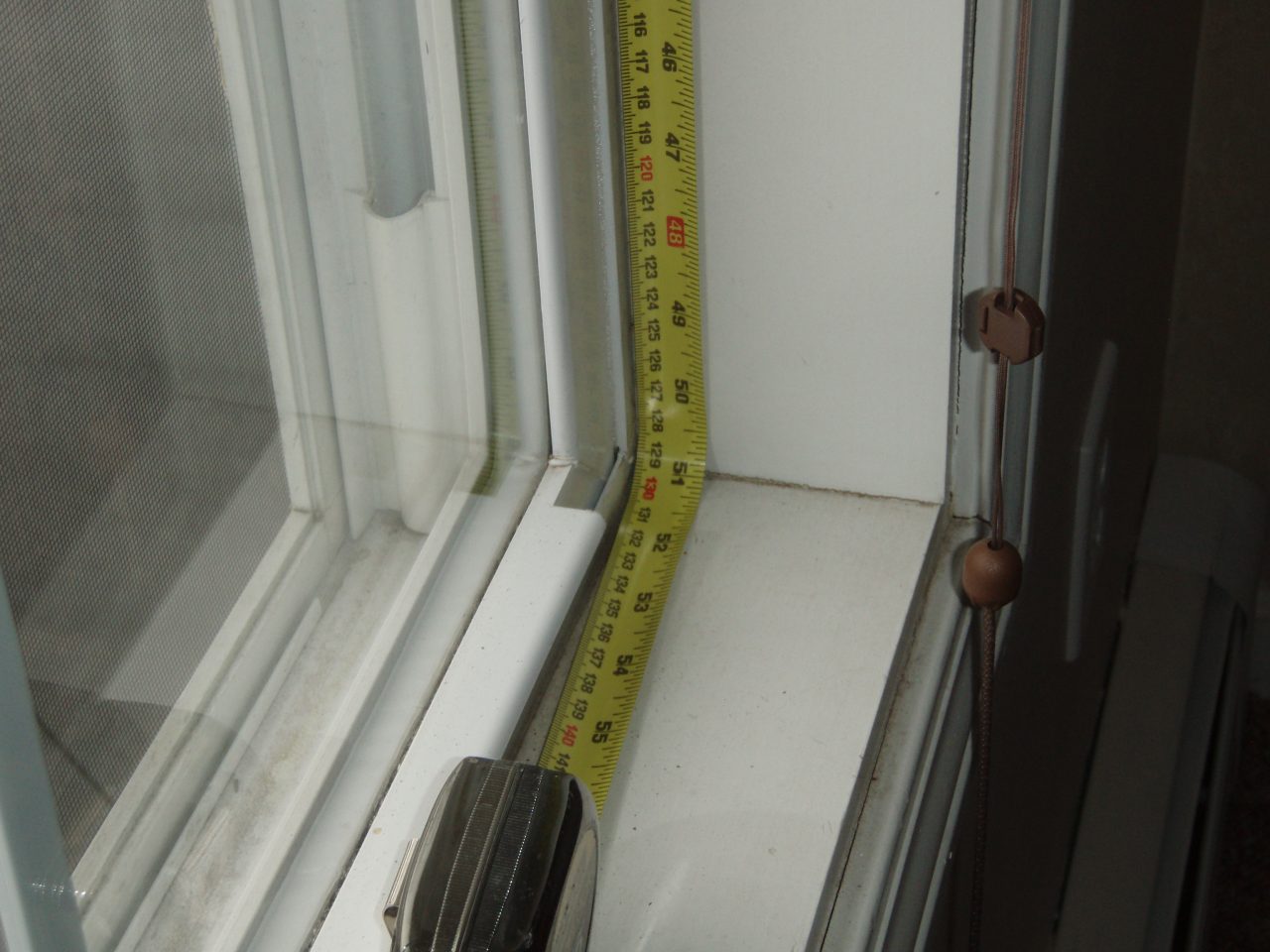 창문 시공 비용 8 흰색 창틀과 유리 옆에 줄자가 놓여 있는 창문 치수 확인 참고 사진